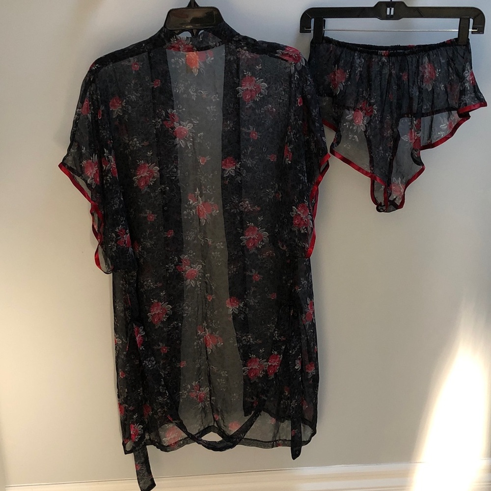 3pc🥀Kimono Set! Robe, belt, panty Set! Black/Red Floral print with Sash tie! S/M